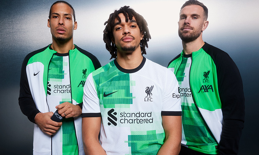 นักเตะ Liverpool สวมเสื้อเยือนฤดูกาล 2023–24 สีขาวและเขียว