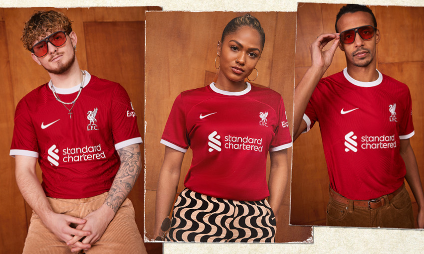 นักเตะและนางแบบสวมเสื้อเหย้า Liverpool ฤดูกาล 2023–24 สีแดง