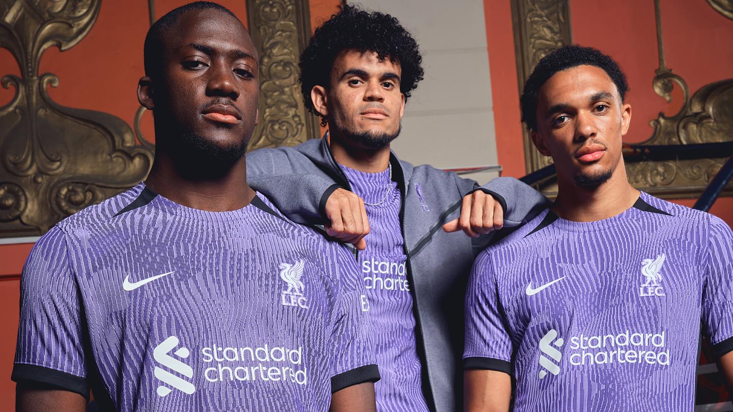 นักเตะ Liverpool สวมเสื้อชุดสามฤดูกาล 2023–24 สีม่วงลายริปเปิล