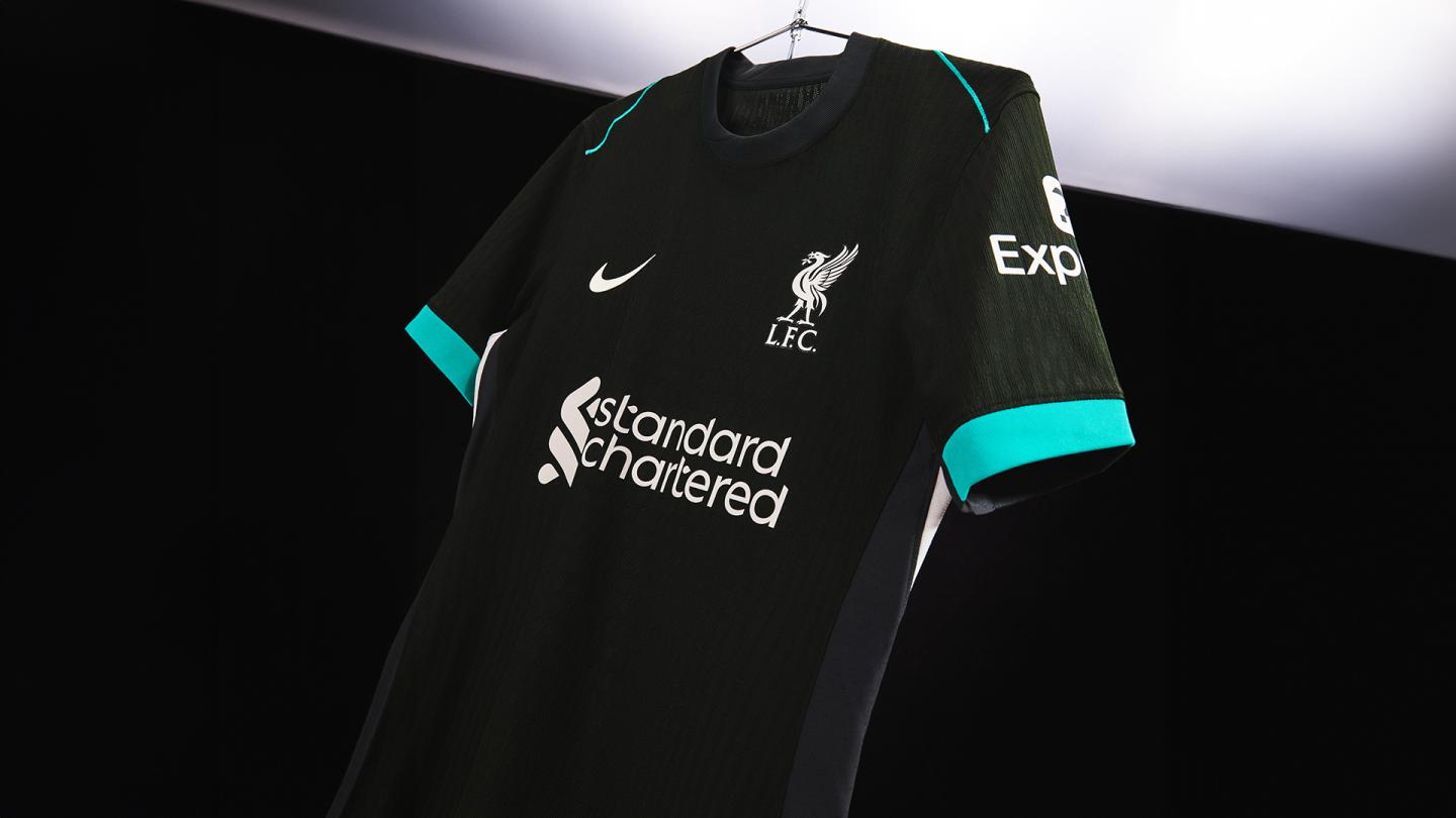 เสื้อเยือน Liverpool ฤดูกาล 2024–25 สีเขียวเข้มแต่งสีฟ้าอมเขียว