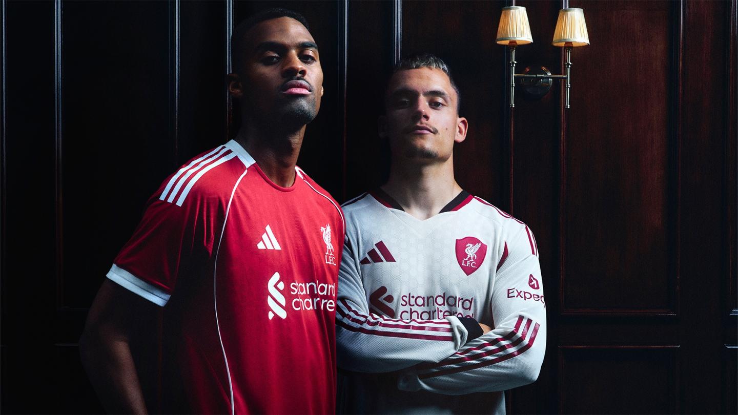 นักเตะ Liverpool สวมเสื้อเหย้าสีแดงและเสื้อเยือนออฟไวต์ฤดูกาล 2025–26 ของ adidas