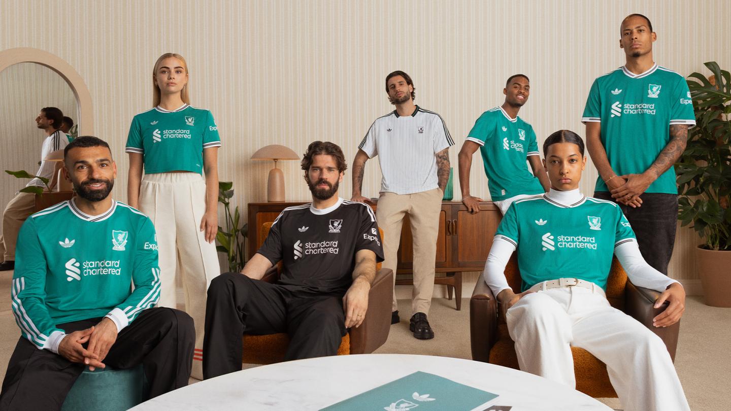 นักเตะ Liverpool สวมเสื้อชุดสามฤดูกาล 2025–26 สีเขียวทะเลและตรา adidas Trefoil