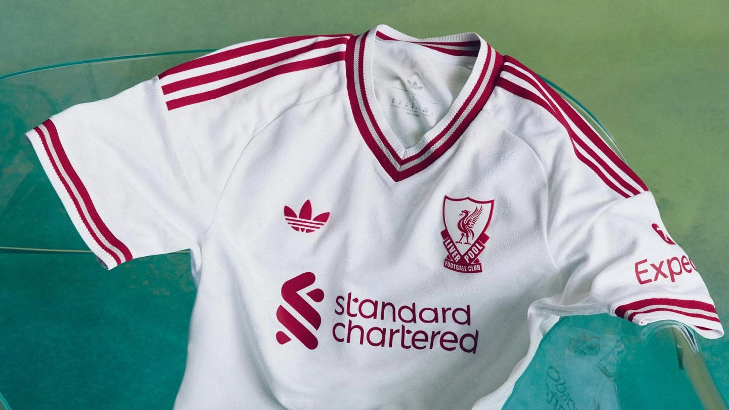 เสื้อเยือน Liverpool ฤดูกาล 2026–27 สีขาวแต่งแดงและมารูนจาก adidas