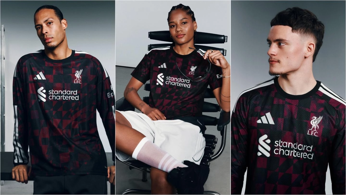เสื้อชุดสาม Liverpool ฤดูกาล 2026–27 สีดำแต่งมารูนและเงินจาก adidas