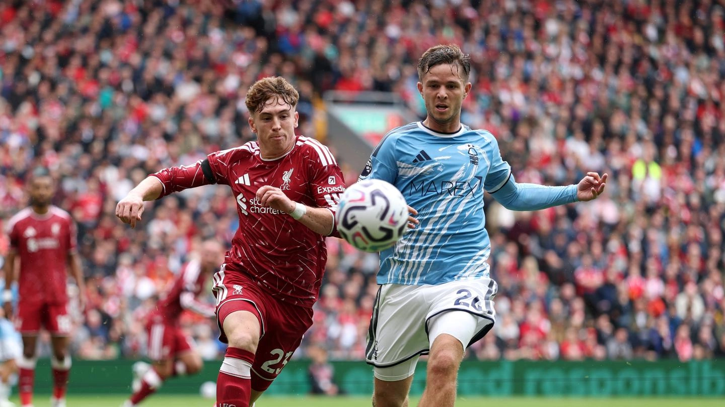 นักเตะ Liverpool แย่งบอลกับ Nottingham Forest ในเกมเสมอ 2-2 ที่ Anfield