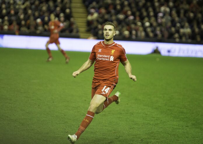 Jordan Henderson สวมเสื้อ Liverpool หมายเลข 14 ลงสนามที่ Anfield