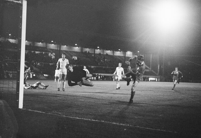 Roger Hunt ยิงประตูให้ Liverpool ในเกมยุโรปปี 1966